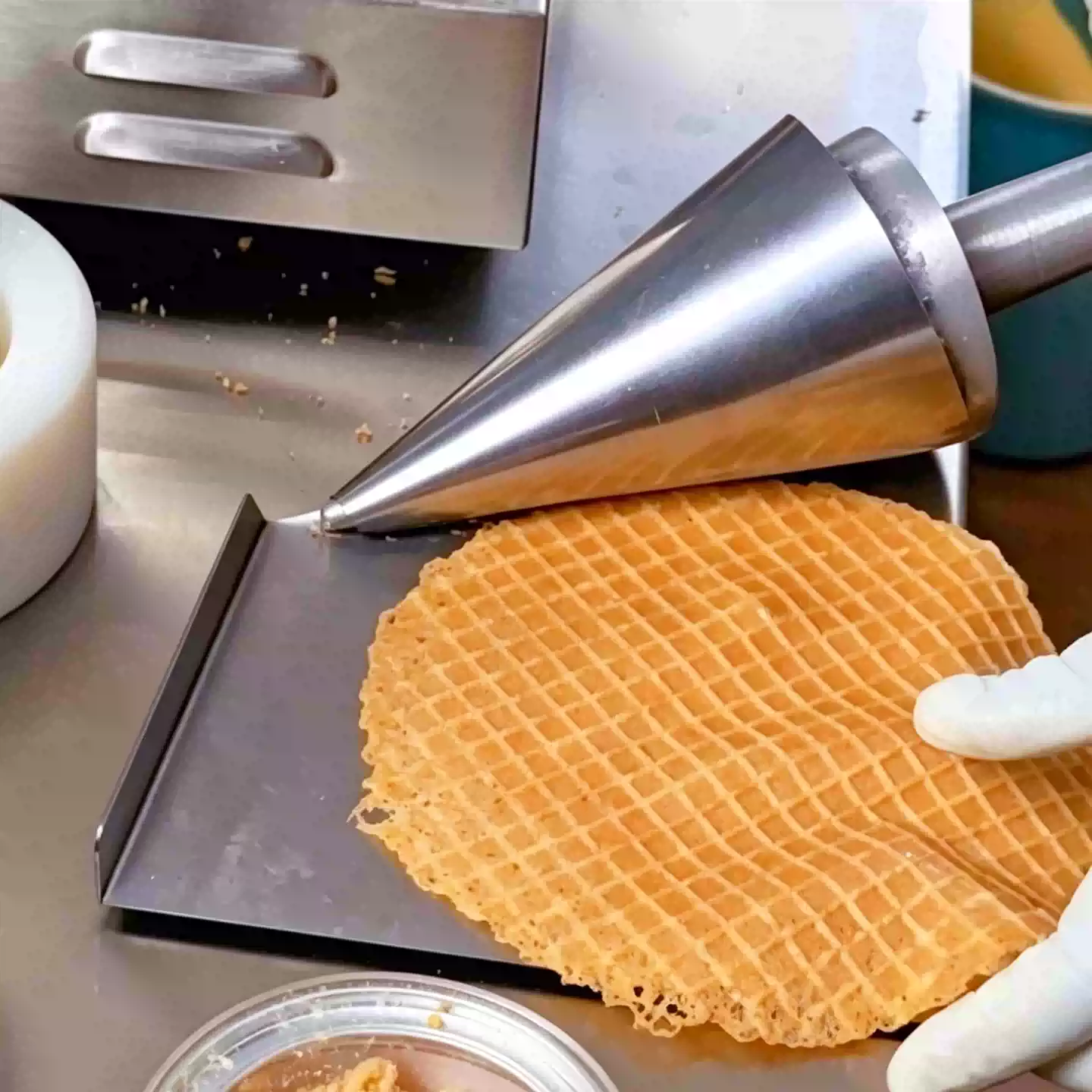 เครื่องทำโคนไอศกรีมแบบมือหมุน  - Waffle Cone Maker บทวิจารณ์และราคา